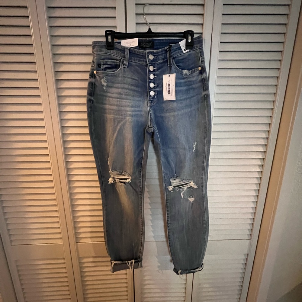 Relaxed fit. Judy blue